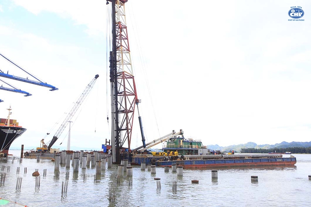 Cận cảnh thi công hai bến container gần 7.000 tỷ tại Lạch Huyện, hạng mục san lấp đạt 90% - Ảnh 2.