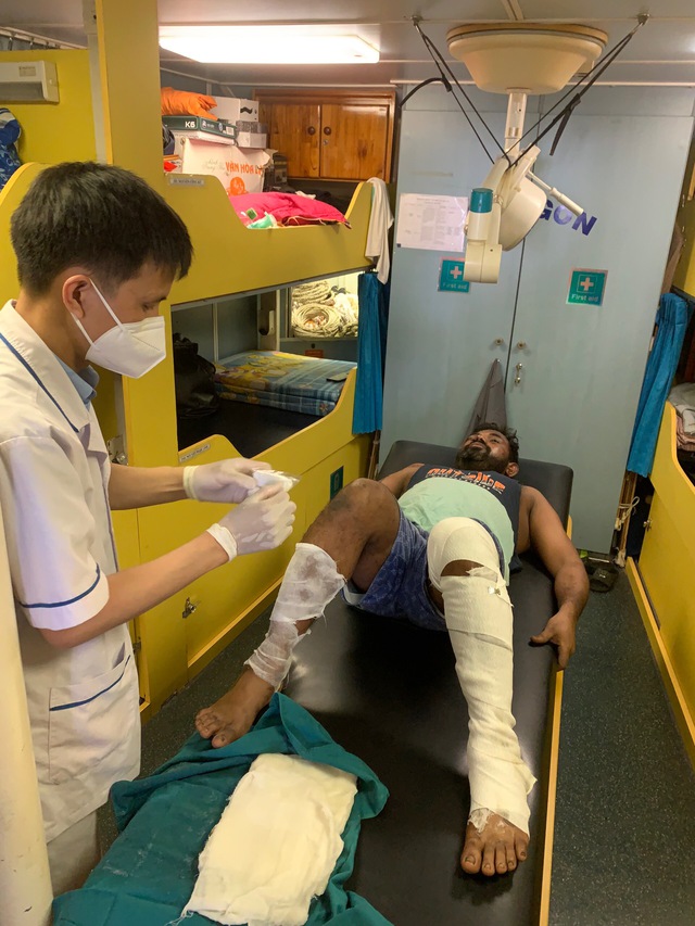 Tàu chuyên dụng tìm kiếm cứu nạn của Việt Nam đến kịp thời, hai thuyền viên nước ngoài qua cơn nguy kịch - Ảnh 2. Tàu chuyên dụng tìm kiếm cứu nạn của Việt Nam đến kịp thời, hai thuyền viên nước ngoài qua cơn nguy kịch - Ảnh 2.
