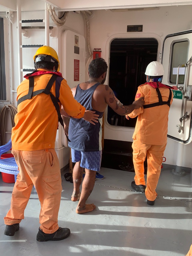 Tàu chuyên dụng tìm kiếm cứu nạn của Việt Nam đến kịp thời, hai thuyền viên nước ngoài qua cơn nguy kịch - Ảnh 4. Tàu chuyên dụng tìm kiếm cứu nạn của Việt Nam đến kịp thời, hai thuyền viên nước ngoài qua cơn nguy kịch - Ảnh 4.