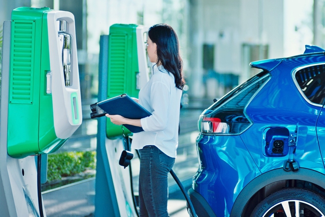 Theo Bộ Tài chính, nếu thực hiện hỗ trợ tiền trực tiếp cho người dân chuyển đổi sang ô tô điện sẽ là bất công với những người yếu thế và cũng sẽ dễ gây ra những phản ứng trái chiều từ dư luận.