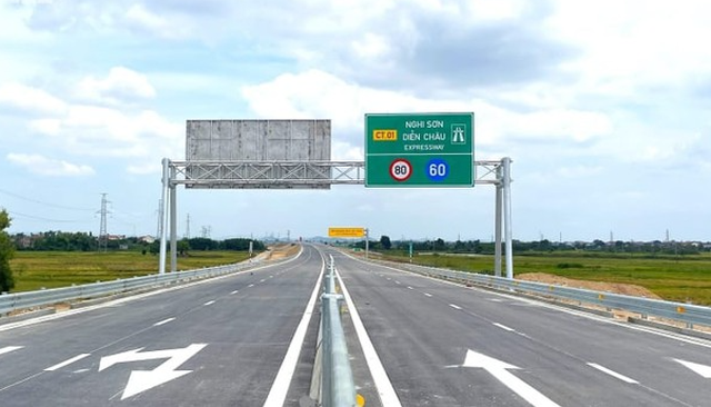 Thủ tướng: Có 9 "điểm sáng" trong triển khai các công trình giao thông trọng điểm - Ảnh 1.