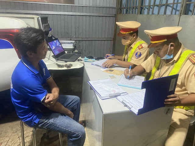 CSGT Đắk Nông xử lý tài xế không có GPLX, vi phạm nồng độ cồn vẫn chở khách - Ảnh 1. CSGT Đắk Nông xử lý tài xế không có GPLX, vi phạm nồng độ cồn vẫn chở khách - Ảnh 1.