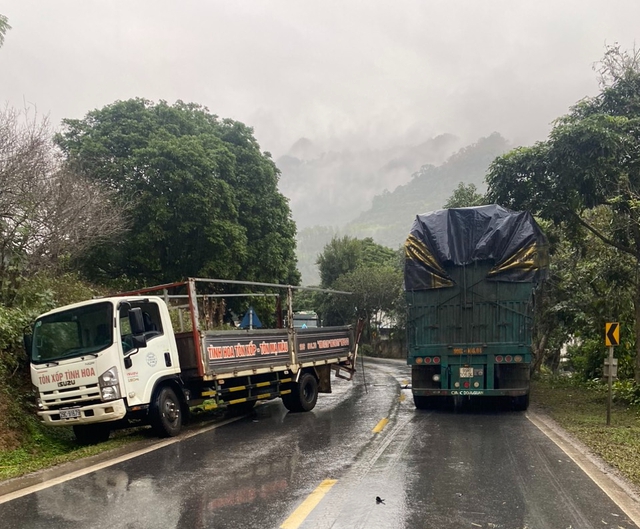 Liên tiếp xảy ra va chạm giao thông trên QL3 do mưa phùn, đường trơn- Ảnh 1.