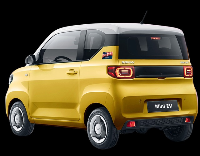 Phần đuôi xe Wuling Hongguang Mini EV không còn tên thương hiệu Wuling mà thay bằng tên viết tắt của liên doanh SGMW (Trung Quốc).
