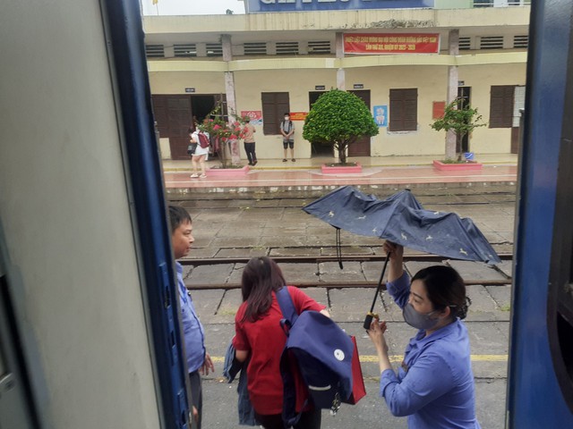 Năm 2023, đường sắt giúp khách đi tàu nhận lại gần 1 tỷ đồng để quên- Ảnh 1.