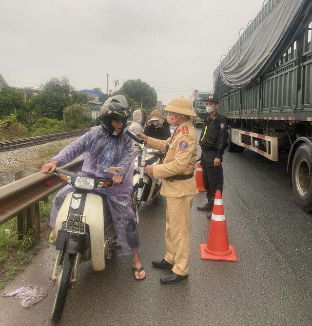 Bắc Giang: Ra quân tuần tra, đảm bảo TTATGT trên Quốc lộ 1A- Ảnh 2.