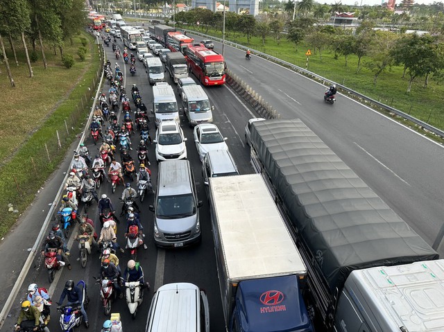 Đồng ý cấm xe tải từ 3 trục lưu thông qua cầu Rạch Miễu vào giờ cao điểm- Ảnh 2.