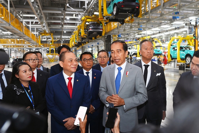Tổng thống Indonesia Joko Widodo thăm tổ hợp nhà máy ô tô, xe máy  điện VinFast tại Hải Phòng.