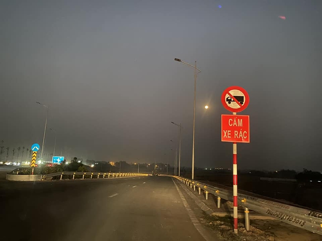 Xe chở rác vượt biển cấm “quần thảo” tuyến đường đô thị “trăm tỷ”- Ảnh 1. Xe chở rác vượt biển cấm “quần thảo” tuyến đường đô thị “trăm tỷ”- Ảnh 1.