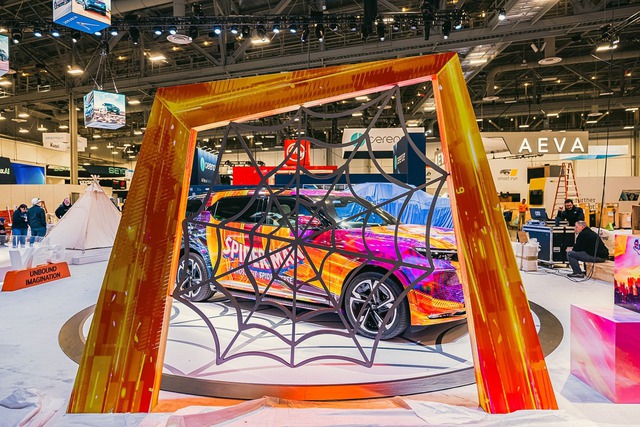 Mẫu E-SUV VF 9 lần đầu tiên xuất hiện trong “trang phục” Spiderman rất ấn tượng.