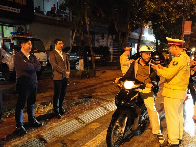 Video: Bác thợ nề lạc lối vì say và cuộc gặp bất ngờ Giám đốc Công an Hà Tĩnh- Ảnh 1. Video: Bác thợ nề lạc lối vì say và cuộc gặp bất ngờ Giám đốc Công an Hà Tĩnh- Ảnh 1.