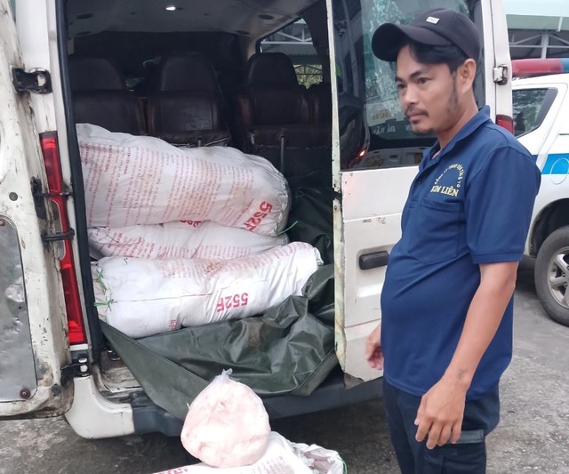 CSGT Quảng Nam chặn ôtô khách đang vận chuyển 200kg mỡ động vật đi tiêu thụ- Ảnh 2.