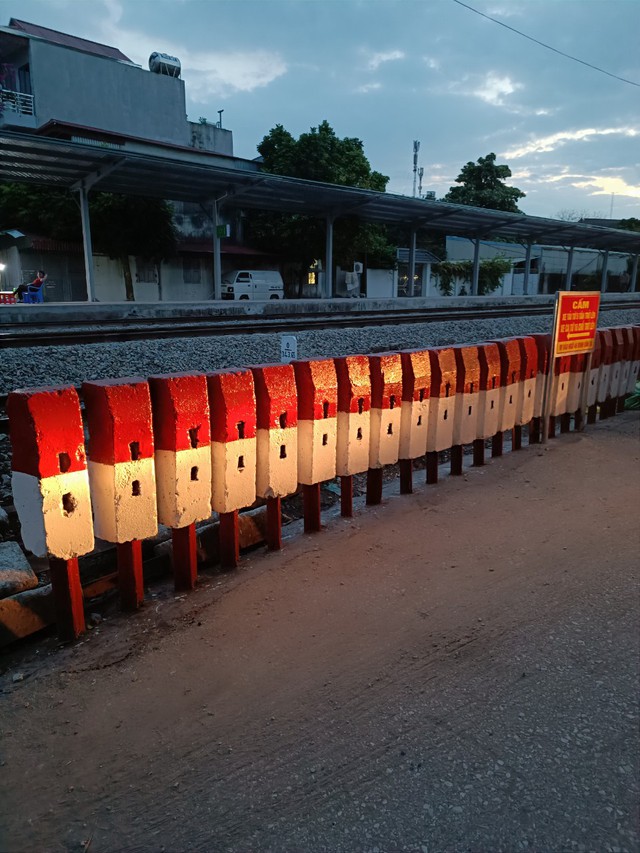 Rào đóng, xóa bỏ 10 lối đi tự mở trên tuyến đường sắt Gia Lâm - Hải Phòng- Ảnh 2. Rào đóng, xóa bỏ 10 lối đi tự mở trên tuyến đường sắt Gia Lâm - Hải Phòng- Ảnh 2.