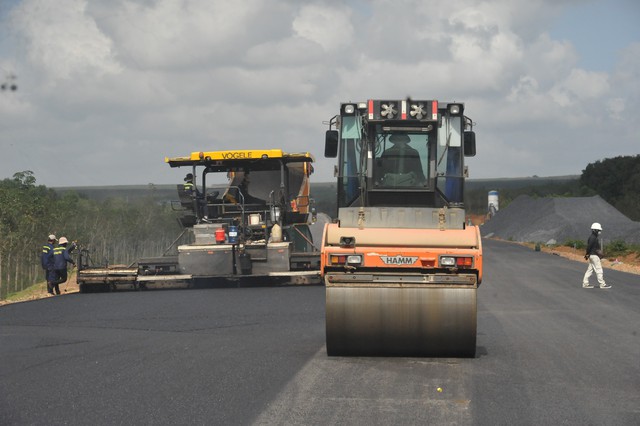 Bộ trưởng Bộ GTVT Nguyễn Văn Thắng kiểm tra dự án cao tốc Vạn Ninh - Cam Lộ- Ảnh 2. Bộ trưởng Bộ GTVT Nguyễn Văn Thắng kiểm tra dự án cao tốc Vạn Ninh - Cam Lộ- Ảnh 2.