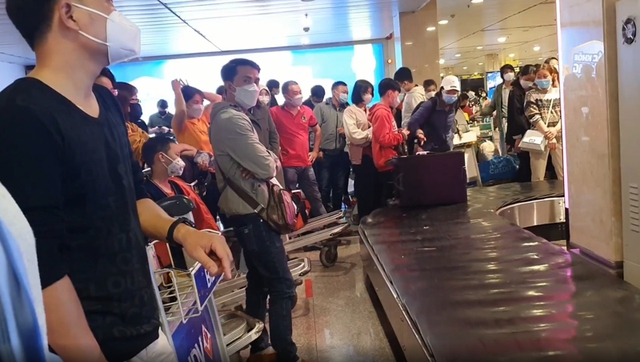Hành khách có thể phải chờ đợi nhận hành lý dịp cao điểm Tết tại Tân Sơn Nhất- Ảnh 1.