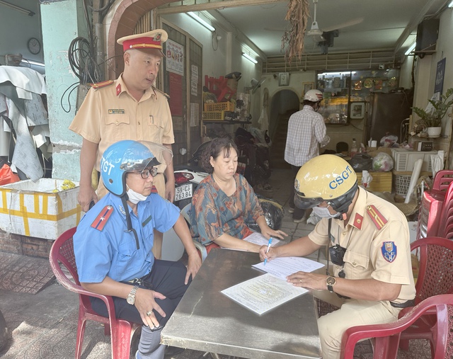 TP. HCM: Liên ngành CSGT - TTGT bất ngờ kiểm tra hàng loạt văn phòng nhà xe- Ảnh 3.