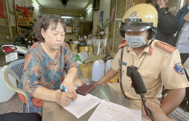 TP. HCM: Liên ngành CSGT - TTGT bất ngờ kiểm tra hàng loạt văn phòng nhà xe- Ảnh 4.