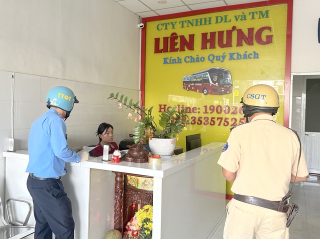 TP. HCM: Liên ngành CSGT - TTGT bất ngờ kiểm tra hàng loạt văn phòng nhà xe- Ảnh 7.