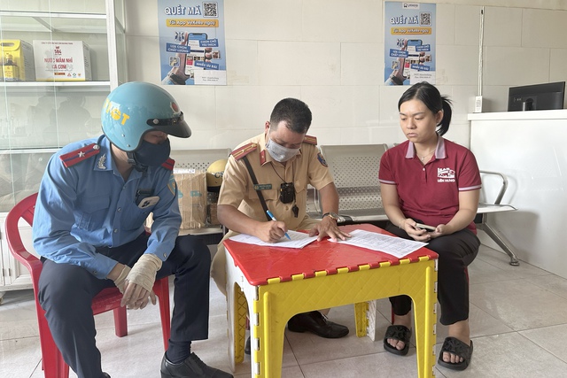 TP. HCM: Liên ngành CSGT - TTGT bất ngờ kiểm tra hàng loạt văn phòng nhà xe- Ảnh 8.