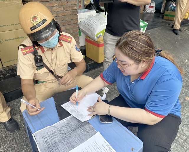 TP. HCM: Liên ngành CSGT - TTGT bất ngờ kiểm tra hàng loạt văn phòng nhà xe- Ảnh 10.