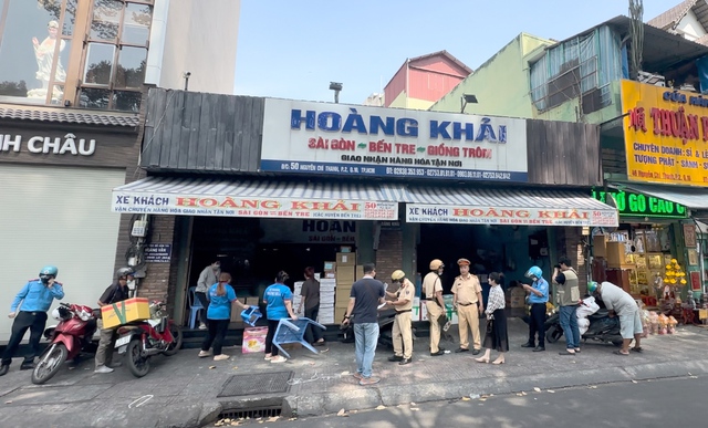 TP. HCM: Liên ngành CSGT - TTGT bất ngờ kiểm tra hàng loạt văn phòng nhà xe- Ảnh 1.