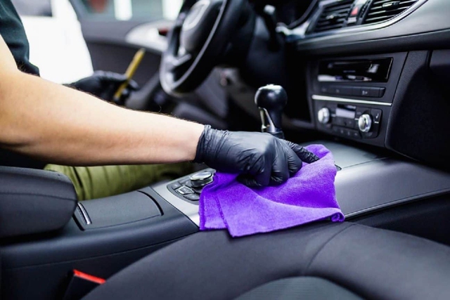 Người dùng nên chuẩn bị sẵn các vật dụng cần thiết trước khi tiến hành vệ sinh ô tô.  Kinh nghiệm tự chăm sóc ô tô dịp Tết