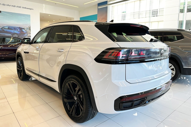 Xe có thiết kế kiểu coupe và kích thước nhỏ hơn đôi chút so với phiên bản Teramont đang bán tại Việt Nam.