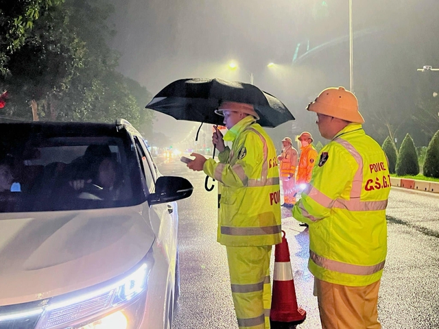 Cận cảnh CSGT bám đường tuần tra, phân luồng trong mưa rét thấu xương- Ảnh 1.