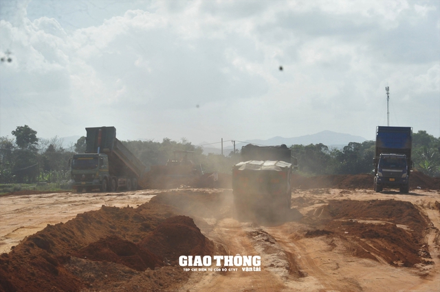 ‘Chạy đua’ tiến độ xây dựng khu tái định cư cao tốc Vạn Ninh - Cam Lộ- Ảnh 2.