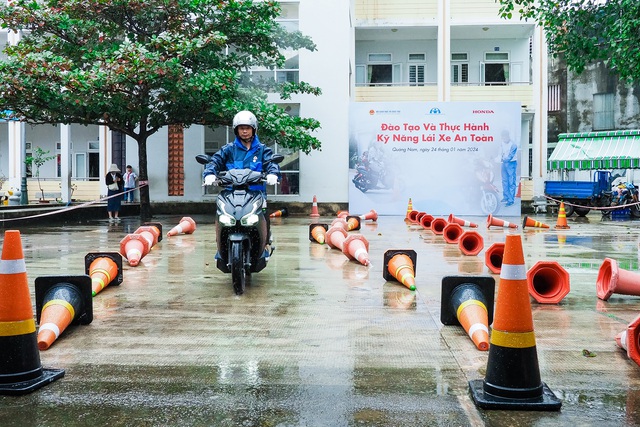 Phụ huynh thực hành lái xe an toàn trên sa hình.