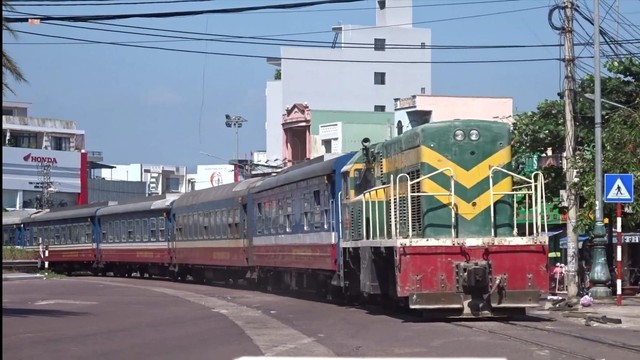 Thí điểm chế tạo một đầu máy và toa xe đường sắt chạy bằng điện, kinh phí 100 tỷ đồng- Ảnh 1.