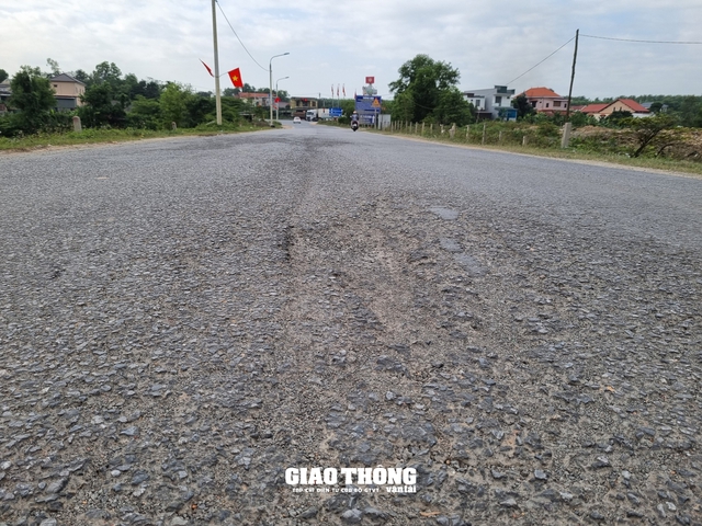 “Oằn lưng” gánh xe trọng tải lớn, tỉnh lộ ở Quảng Trị xuống cấp nghiêm trọng- Ảnh 3.
