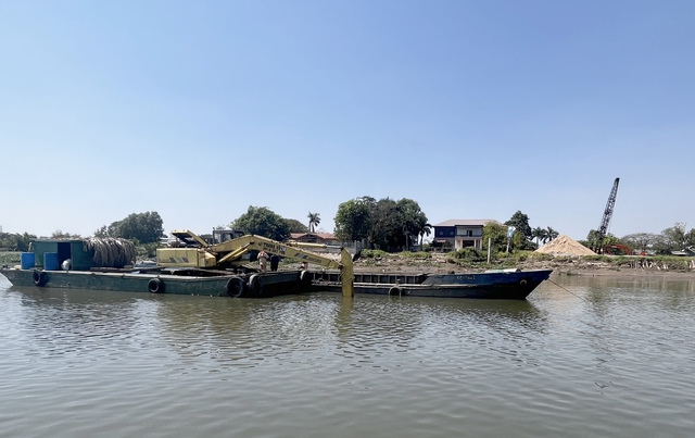 TP. HCM: Cảnh sát đường thuỷ bắt quả tang sà lan nạo vét bùn đất trái phép trên sông Tắc- Ảnh 1.