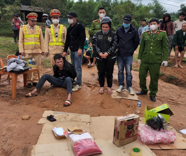 Bắt giữ hai đối tượng vận chuyển ma túy trên Quốc lộ 9- Ảnh 1.