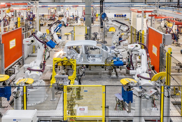 Dây chuyền sản xuất xe điện VinFast. Dây chuyền sản xuất xe điện VinFast.