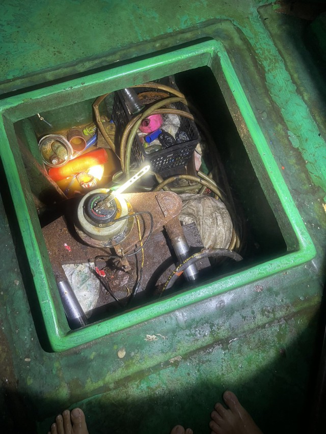 Cận cảnh tàu lạ ghi chữ nước ngoài trôi dạt vào bờ biển Quảng Trị- Ảnh 2.