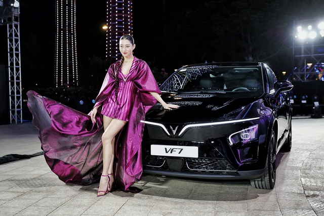 Mẫu xe điện VinFast VF 7 hiện đang có mức giá bán lẻ từ 850 triệu đồng đến cao nhất 1,224 tỷ đồng tùy từng phiên bản và lựa chọn có pin hoặc không pin.