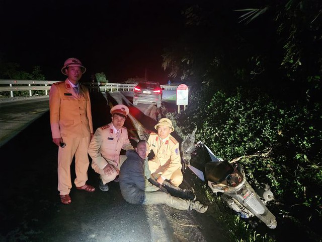 CSGT Quảng Trị quật ngã, khống chế đối tượng vận chuyển ma túy trên Quốc lộ 9- Ảnh 1.