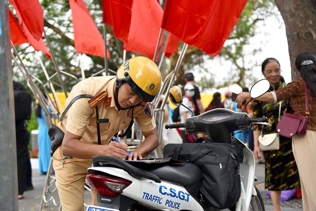 CSGT Hà Nội tuần tra đảm bảo ATGT quanh khu vực hồ Hoàn Kiếm - Ảnh 3.