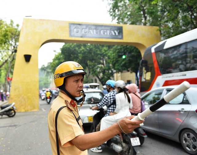 CSGT Hà Nội tuần tra đảm bảo ATGT quanh khu vực hồ Hoàn Kiếm - Ảnh 2.