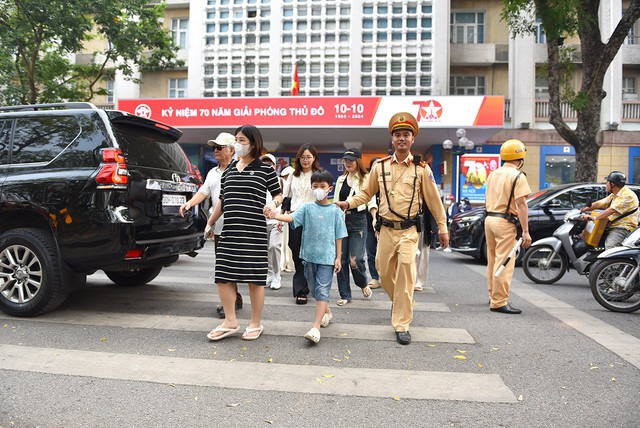 CSGT Hà Nội tuần tra đảm bảo ATGT quanh khu vực hồ Hoàn Kiếm - Ảnh 1.