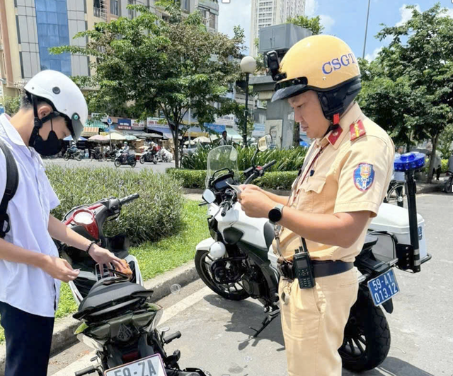 CSGT TP. HCM triển khai cao điểm xử lý vi phạm giao thông ở lứa tuổi học sinh - Ảnh 1.