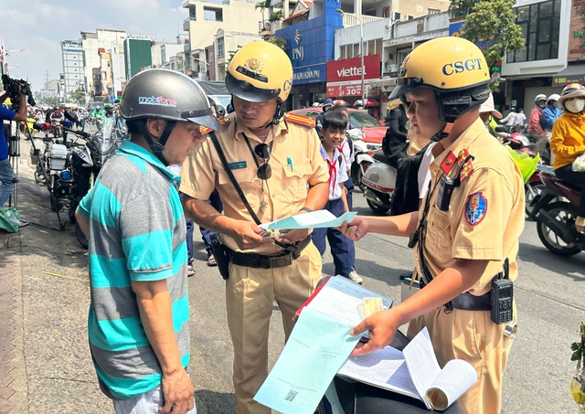 CSGT TP. HCM triển khai cao điểm xử lý vi phạm giao thông ở lứa tuổi học sinh - Ảnh 3.