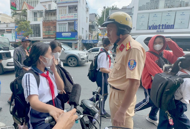 CSGT TP. HCM triển khai cao điểm xử lý vi phạm giao thông ở lứa tuổi học sinh - Ảnh 2.