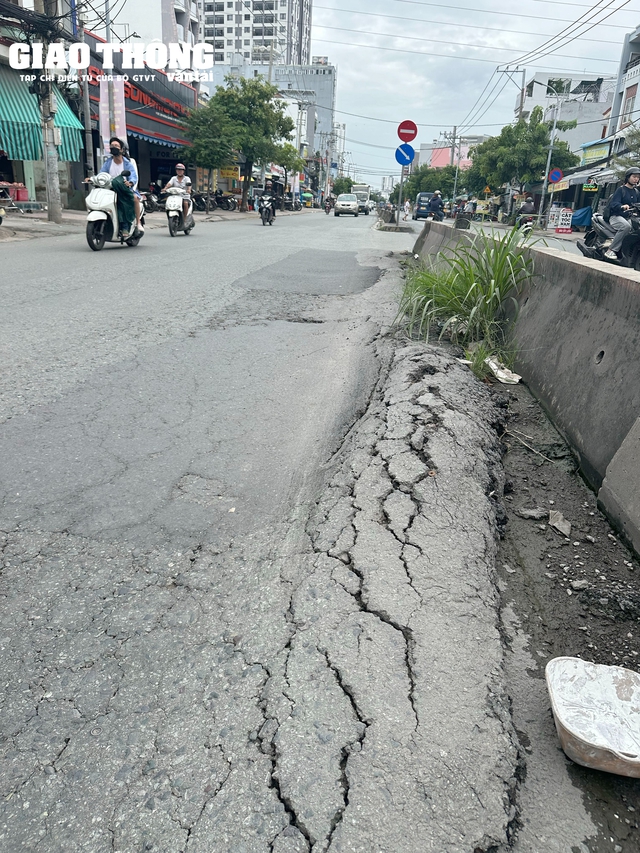 TP. HCM đường Huỳnh Tấn Phát mất an toàn giao thông, người đi đường ngã 