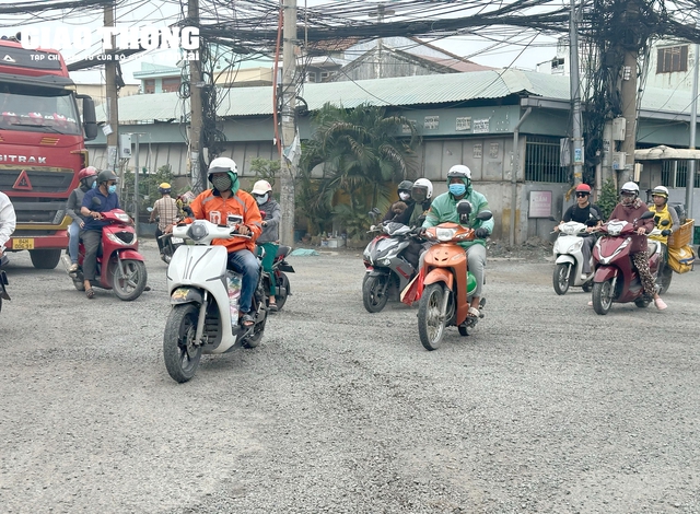 TP. HCM đường Huỳnh Tấn Phát mất an toàn giao thông, người đi đường ngã 