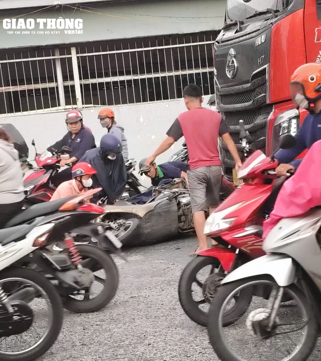 TP. HCM đường Huỳnh Tấn Phát mất an toàn giao thông, người đi đường ngã 