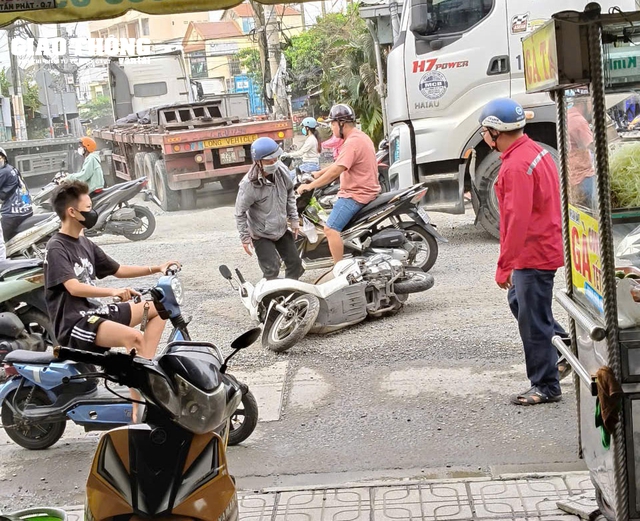TP. HCM đường Huỳnh Tấn Phát mất an toàn giao thông, người đi đường ngã 