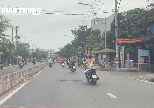 TP. HCM đường Huỳnh Tấn Phát mất an toàn giao thông, người đi đường ngã 