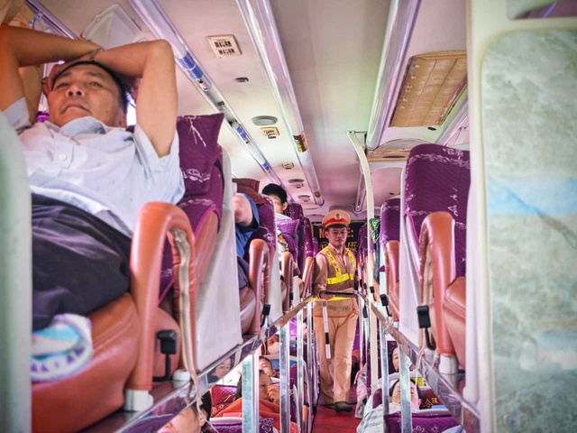 Đề xuất phạt đến 150 triệu đồng hành vi giao xe cho tài xế chở quá khách, quá tải - Ảnh 2.